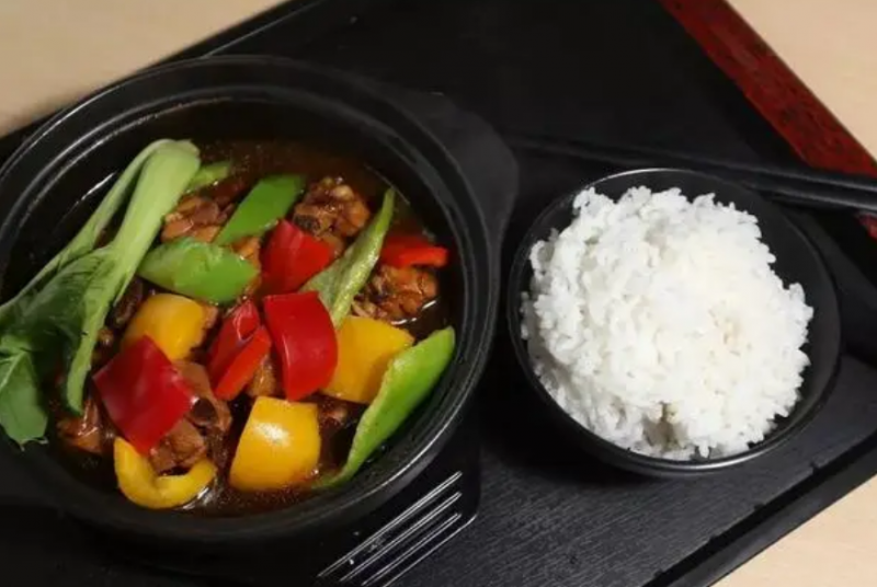 泉昕黄焖鸡米饭