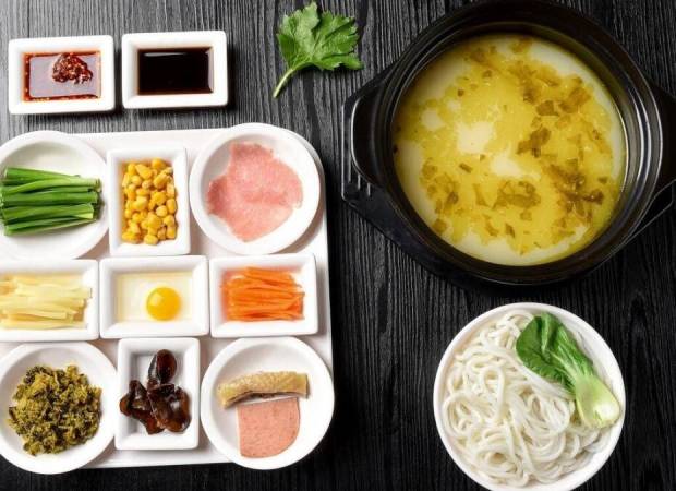 沁麦源过桥米线