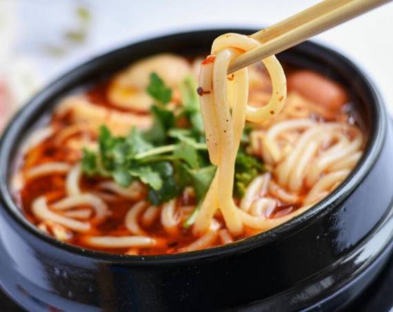 沁麦源过桥米线