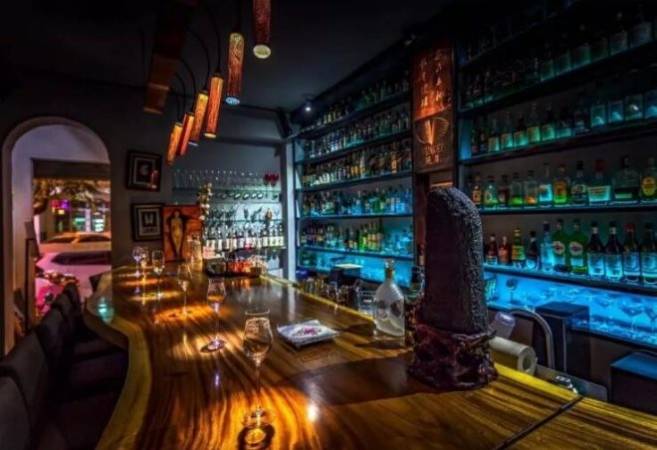 春丽和金刚小酒馆