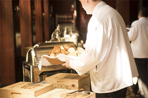 waiter-bread-deliver-serve-preview.jpg
