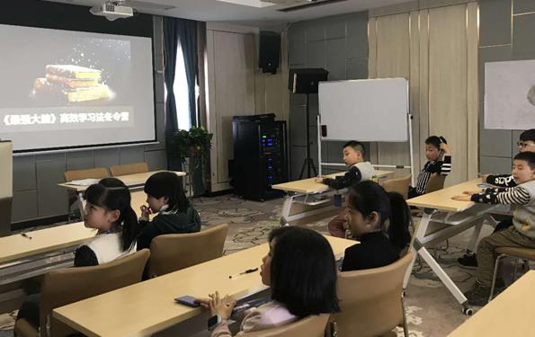 思小維加盟