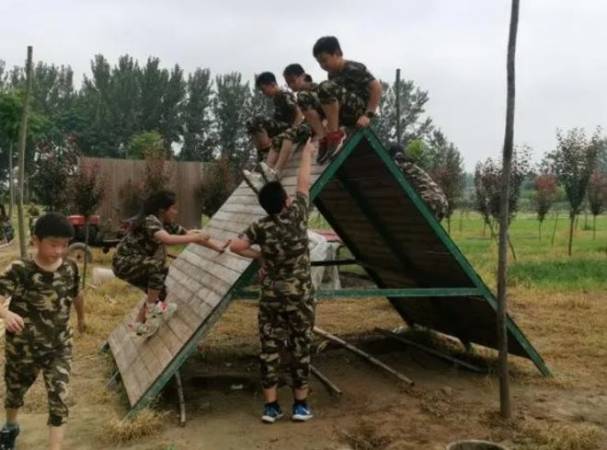 青少年营地教育