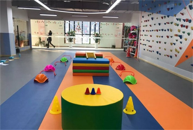 蓝精灵少儿运动馆 蓝精灵少儿运动馆