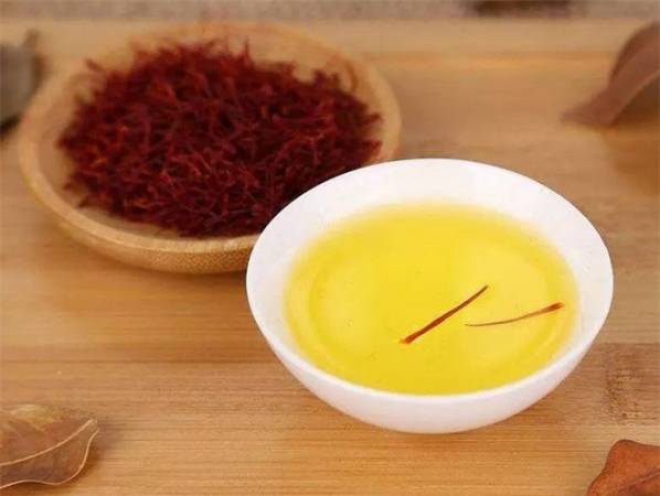 藏红花玫瑰饮品