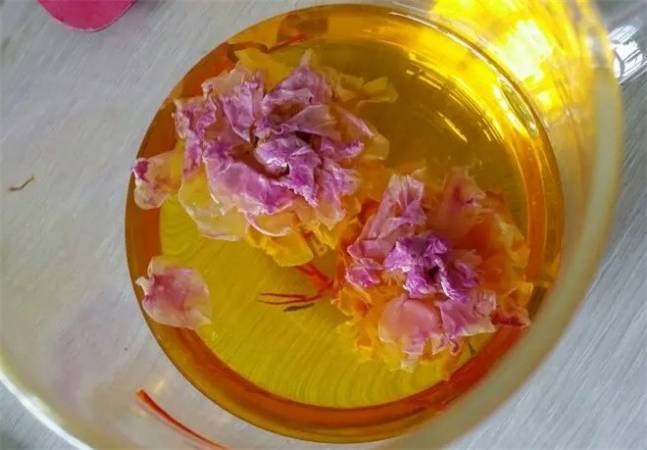 藏红花玫瑰饮品