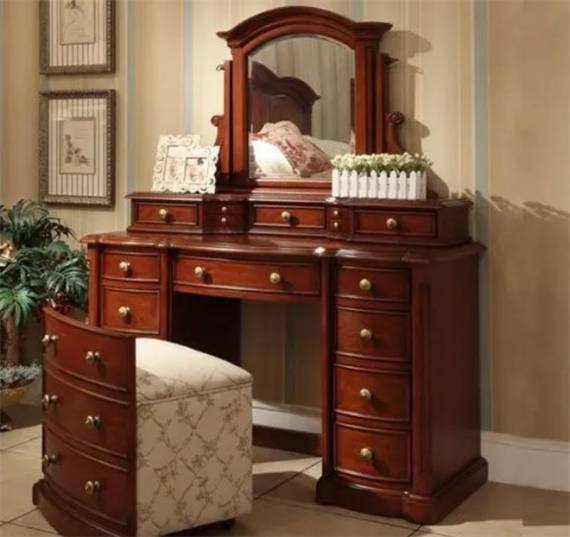 古典梳妆台