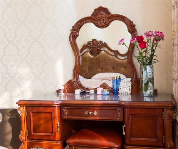 古典梳妆台