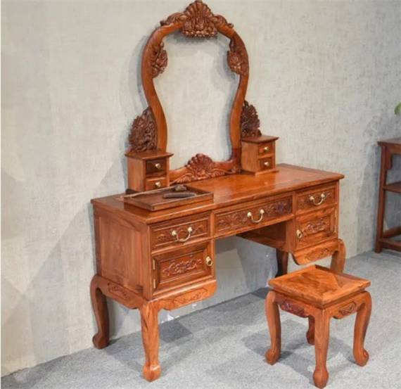 古典梳妆台