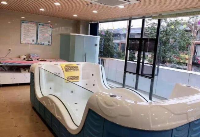 大型母婴店游泳馆