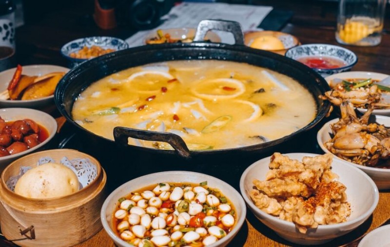 魚夫魚仔鵝卵石石魚火鍋