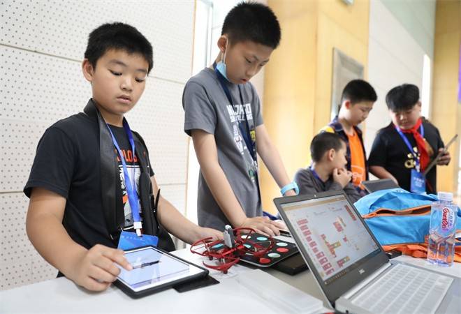 青少年无人机培训