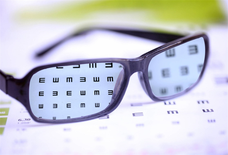 明明和佳佳视力矫正