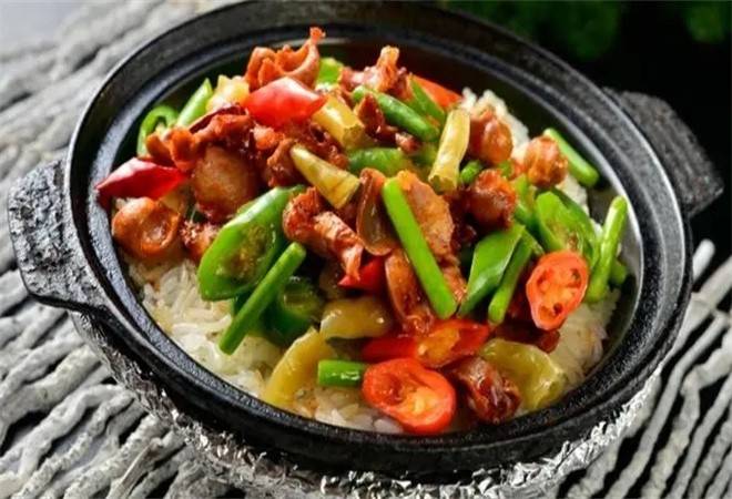 鸡杂砂锅饭