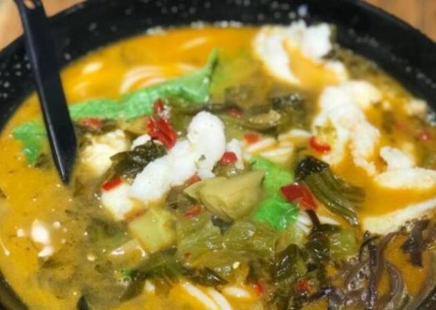 鱼歪歪酸菜鱼米线