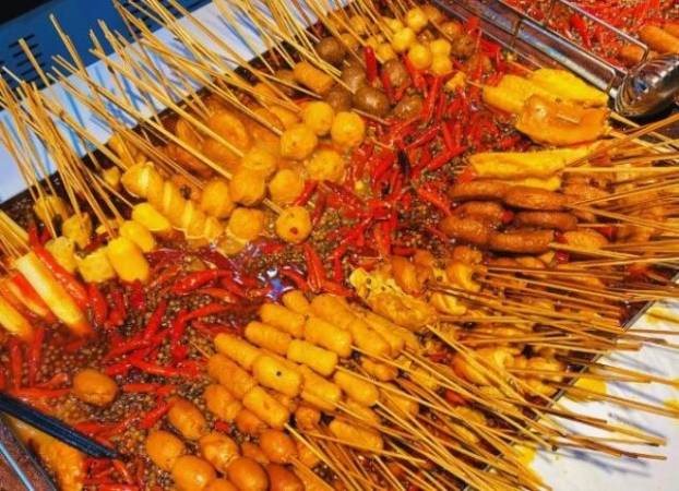 来串街边串串香