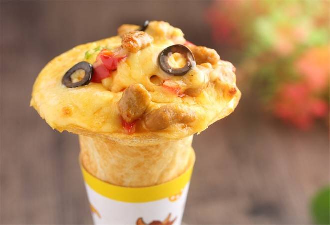 时奈刻手握披萨