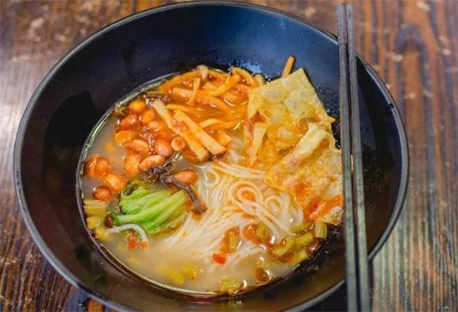 螺武门骨汤螺蛳粉