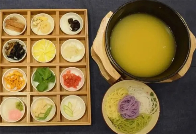 施大厨菌汤鲜花过桥米线