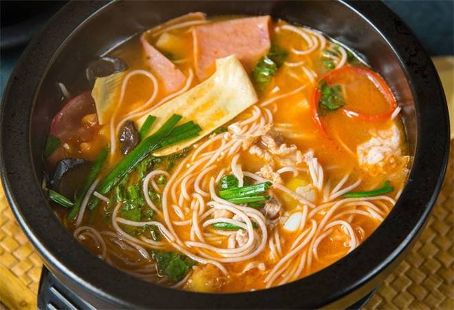 施大厨菌汤鲜花过桥米线