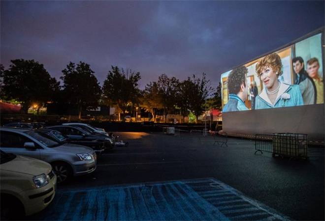 露天汽车电影院