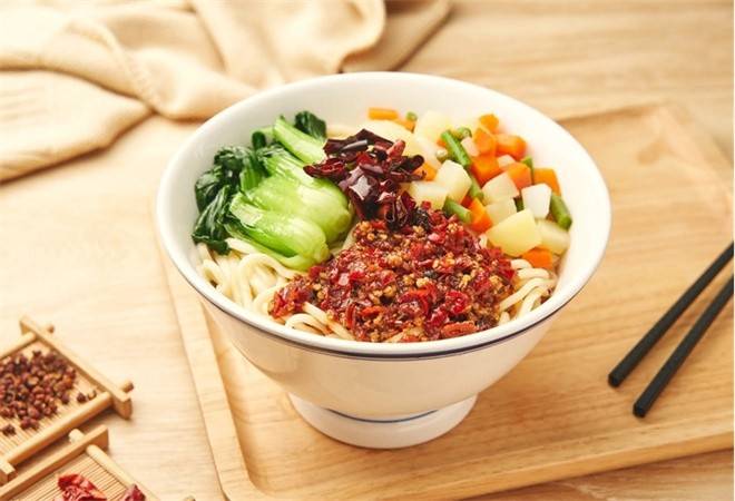 春米秋面剁椒爆肚面