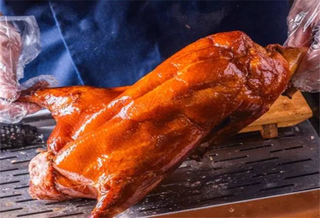 时鲜果木炭烤鸭