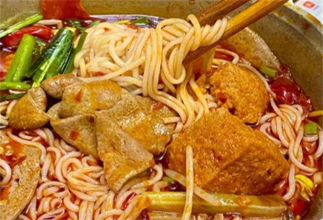 嗦一瓢泡椒米线