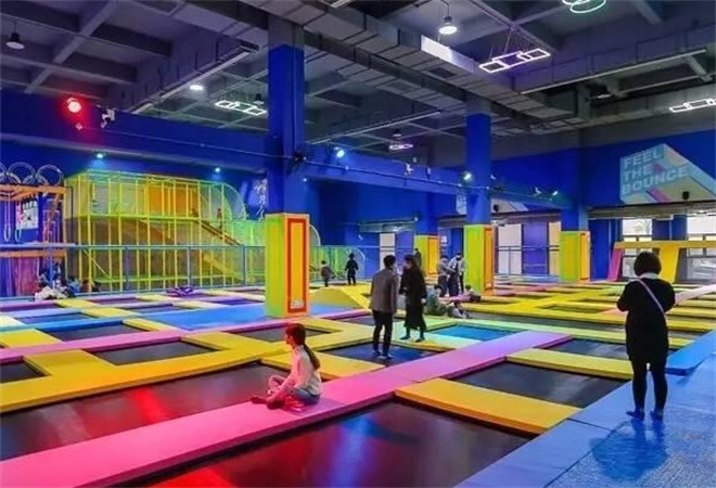 蹦床公园