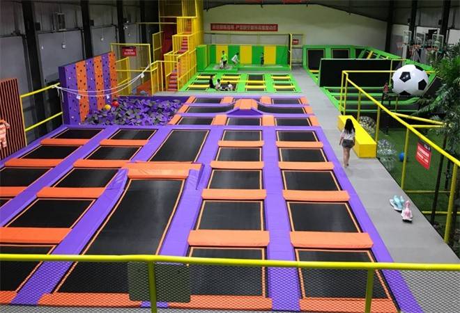 大型蹦床