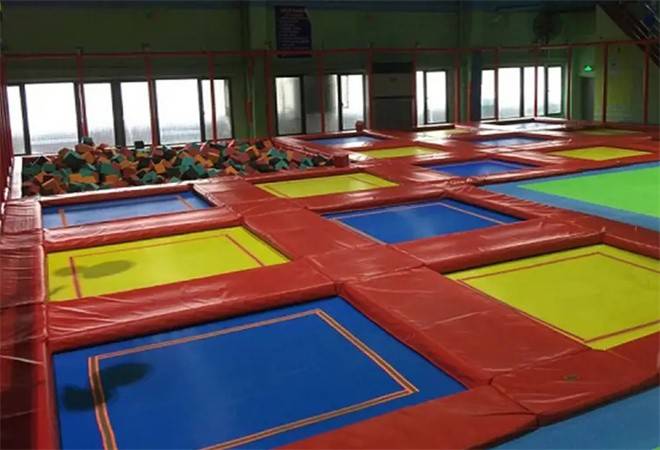 大型蹦床