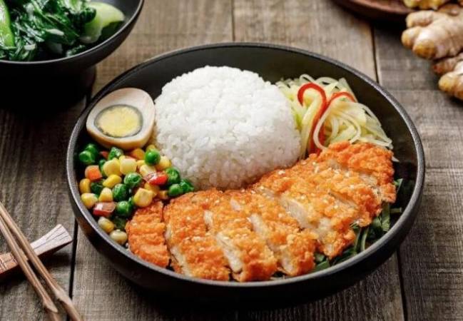 黑胡椒鸡排盖浇饭