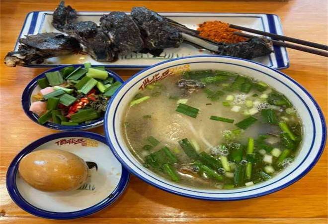 俏花旦乌骨土鸡米线馆