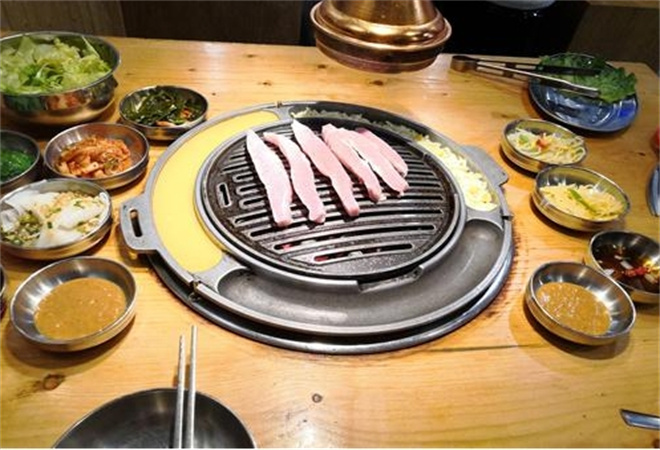韓式炭火烤肉店