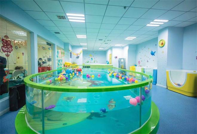 婴儿游泳场