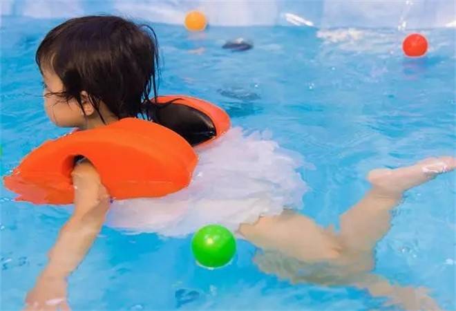 幼儿游泳早教