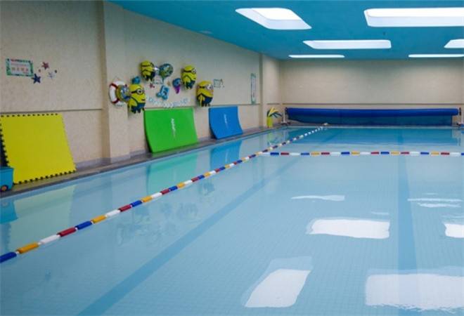 室内婴儿游泳