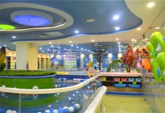 婴儿游泳场
