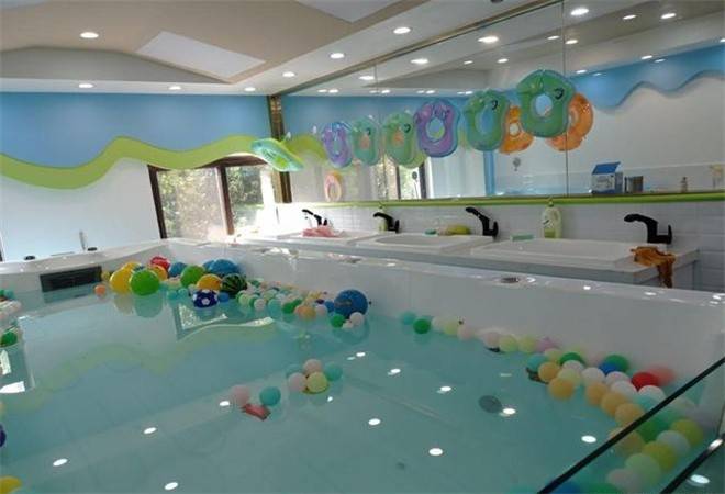 室内婴儿游泳