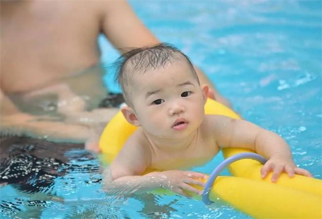 幼儿游泳早教