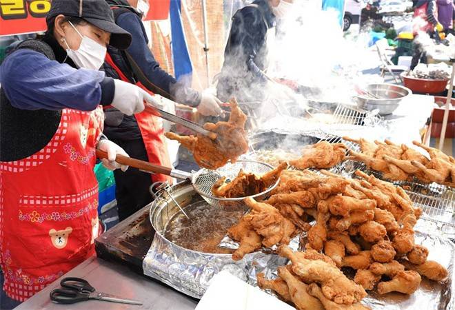 炸鸡架路边小吃摊