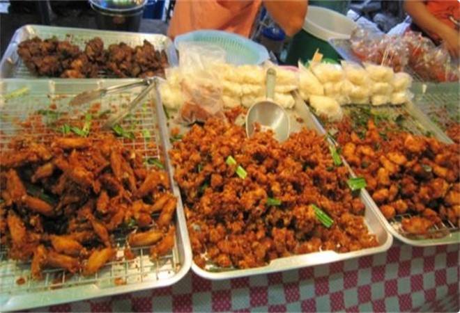 炸鸡架路边小吃摊