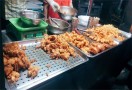 炸鸡架路边小吃摊