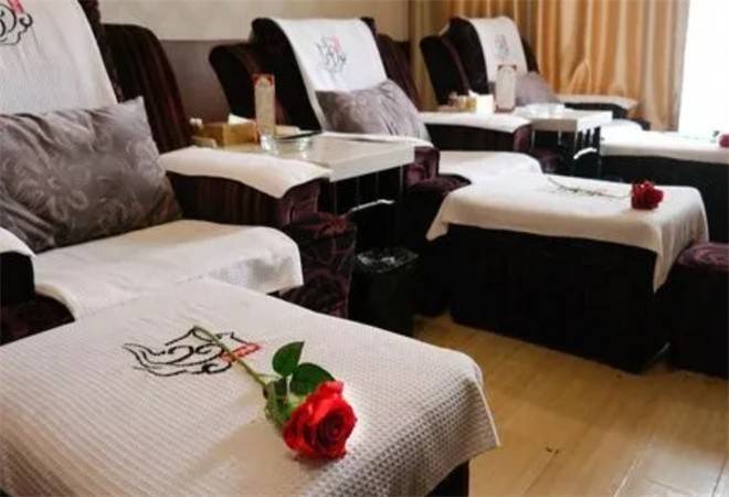 怀民华足修脚足疗