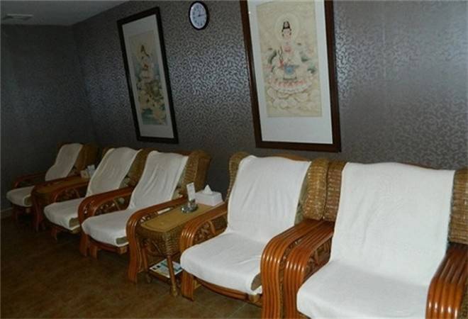 怀民华足修脚足疗