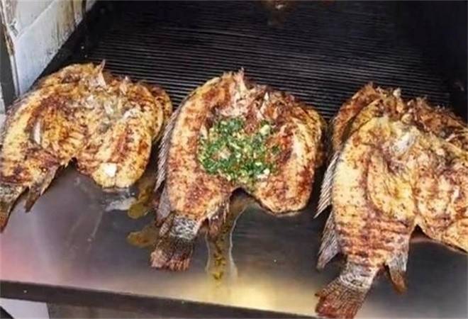 摆摊卖烤鱼