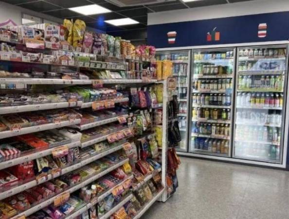 七只小狗零食店