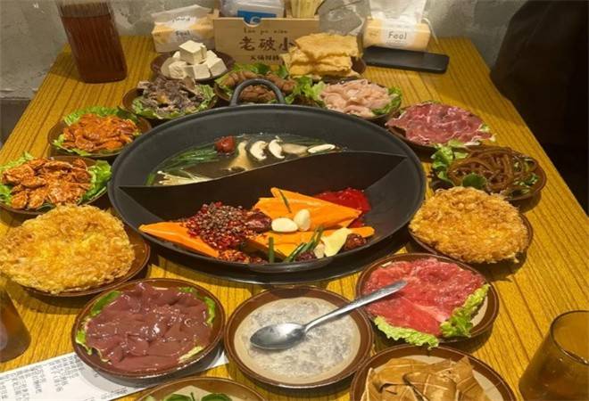 老破小火锅排档