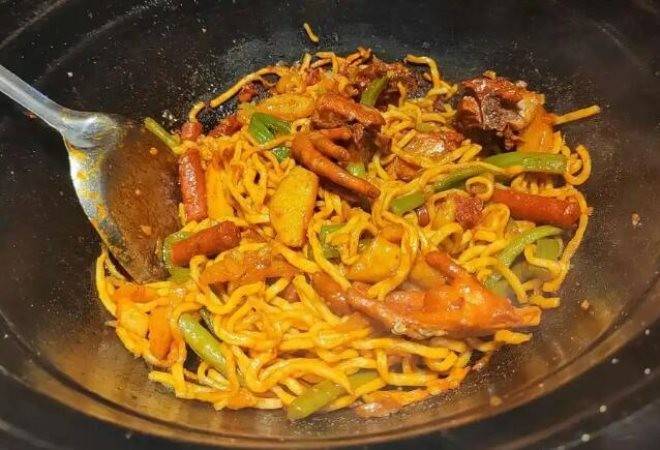 马出现铁锅焖面