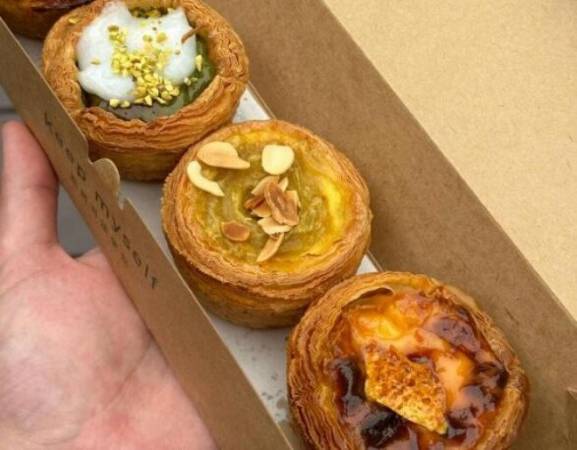 窗苔现烤可颂蛋挞